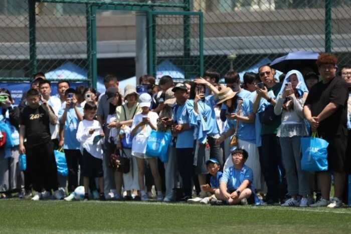 大连英博成功举办2025赛季首场球迷开放日活动
