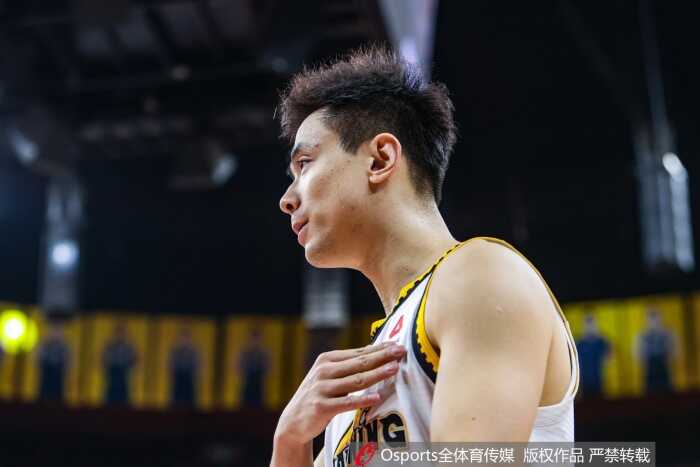 继伟谈冠军之路艰辛 似已习惯我们终将收官赛季的荣光