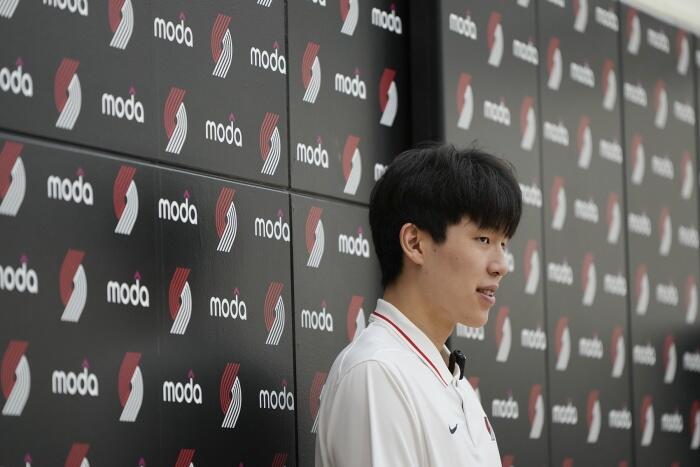 艾顿被开拓者买断 青岛队记者称杨瀚森新赛季主力替补稳如泰山