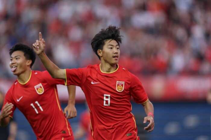 U16国足夺冠了 可惜防线短板让战术像个笑话