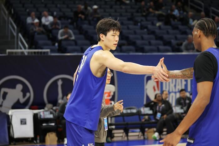 杨瀚森在ESPN最新模拟选秀中跃升六位被76人选中
