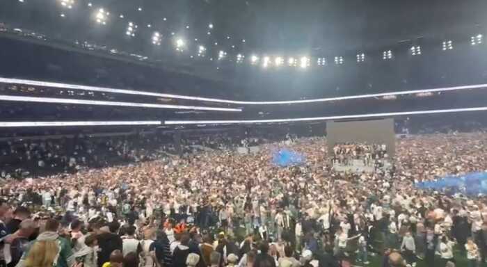 热刺球迷在夺得欧联杯后欢天喜地涌入球场庆祝