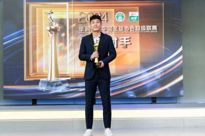 武磊追梦之路：初出茅庐时的坚定信念与成为顶尖球员的渴望