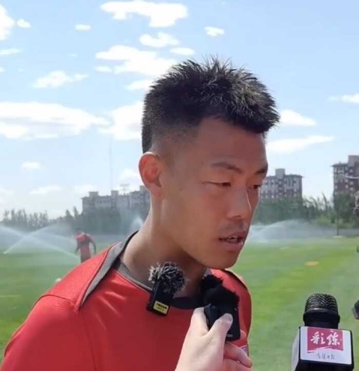 谭龙强调稳定年轻球员情绪是当前亚泰提升成绩的关键