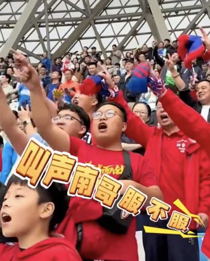 北京日报指出苏超受欢迎应警惕饭圈化 足球需要热闹但不应只有热闹