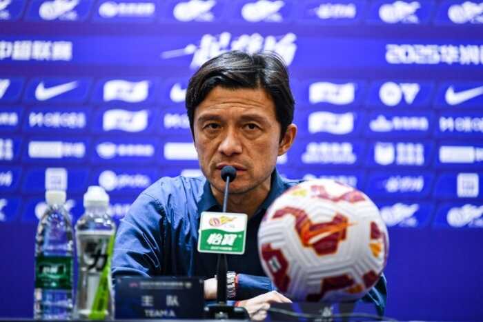 媒体人指出亚泰面临的困境源于引援的全面失败，谢晖的离任无法根本解决问题