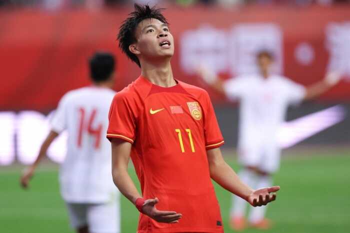 足球报：张玉宁和塞尔吉尼奥铁打的主力位置，王钰栋準备好迎接首发的“光辉时刻”