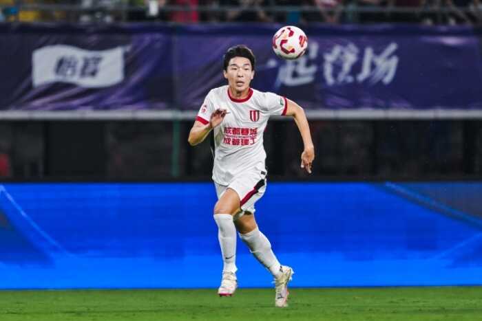 津媒报道元敏诚将韩鹏飞压制于替补席上 伊万是否能将其纳入国足引发关注