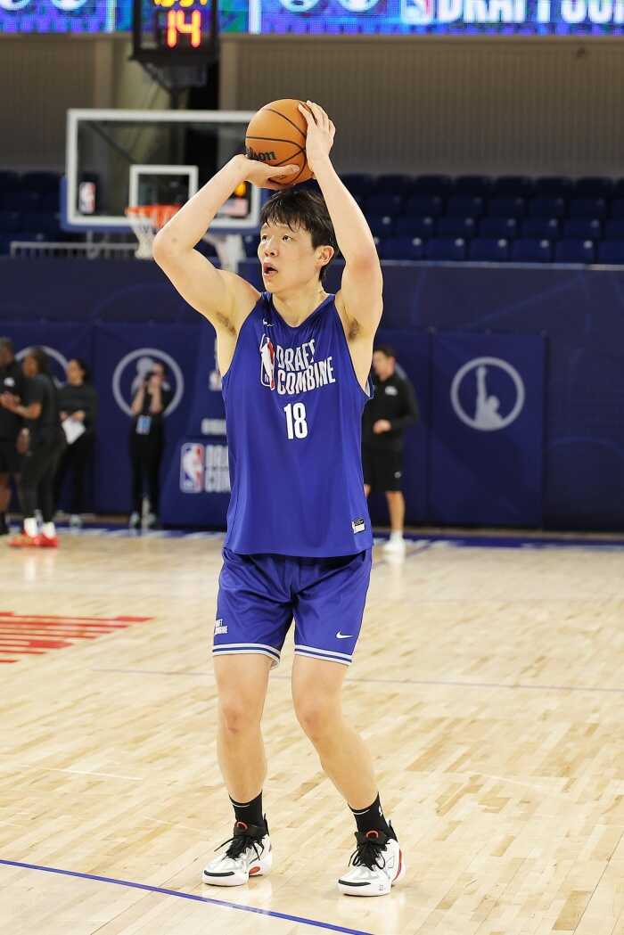 杨瀚森一年打NCAA的传闻不必相信 这对他和中国男篮都不利