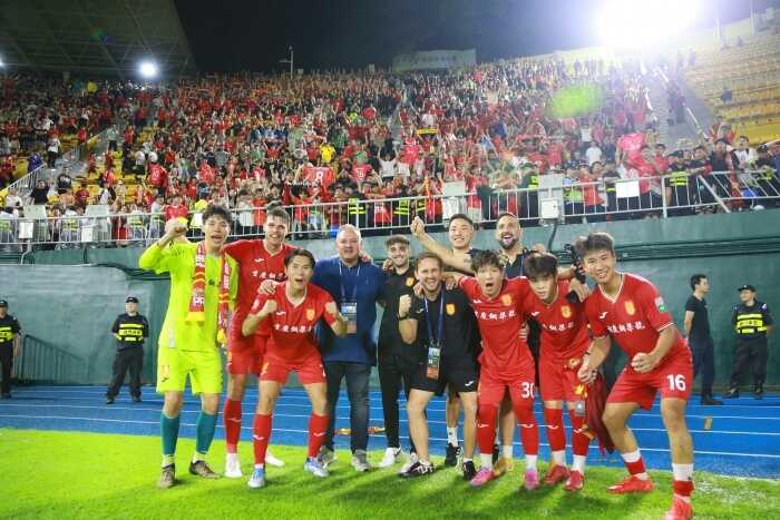 足球报关注萨尔瓦多引入边中结合与高位逼抢战术 铜梁龙的进攻愈发立体