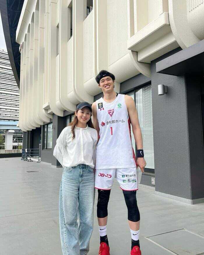 渡边雄太圆满结束B联赛首个赛季 妻子分享合照庆祝