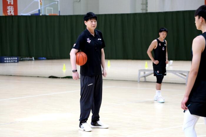 邱彪：场上有空位时要果断出手 投篮失误是正常的 关键是保持自信