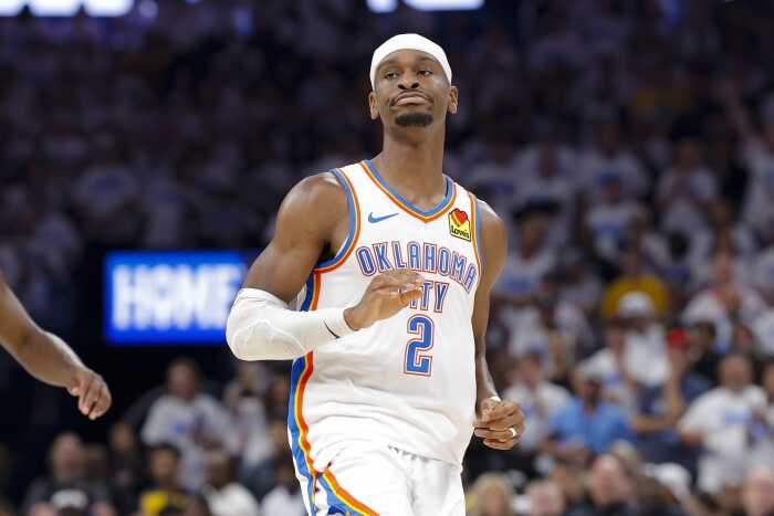 尼克杨认为亚历山大尚未成为NBA的代表 他的比赛风格显得低调乏味不如杜兰特