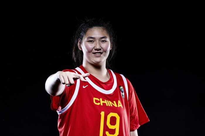 女篮精彩瞬间：张子宇成年组首秀来啦 谁将接替李梦 杨舒予能否担重任