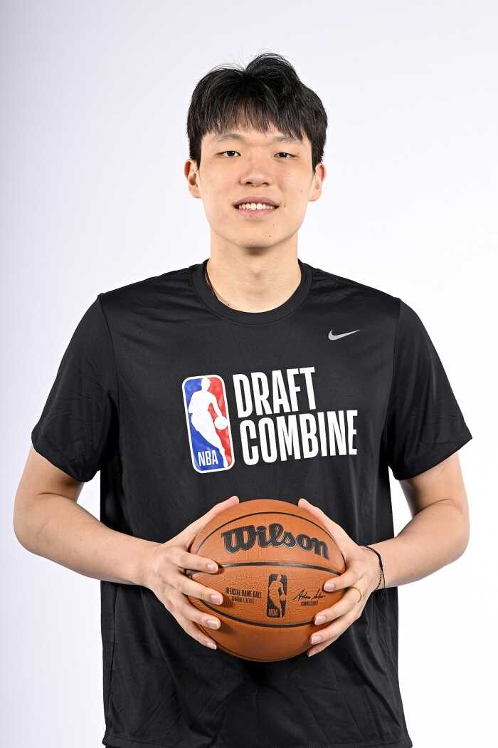 王健表示经过联合试训后杨涵森的市场前景大致在二轮初级阶段，有望争取进入首轮