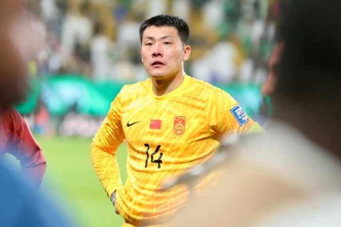 国足对战印尼竟然要靠双后腰撑场面 王大雷依旧是门口的看客