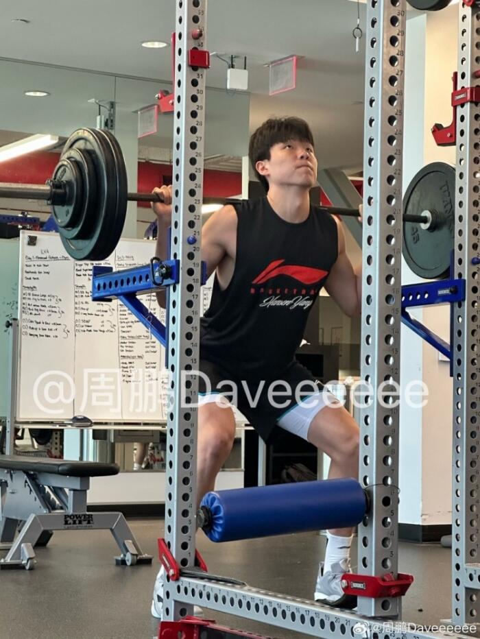 在洛杉矶的训练场上杨瀚森与球哥同聚，共同追求力量与康复的梦想