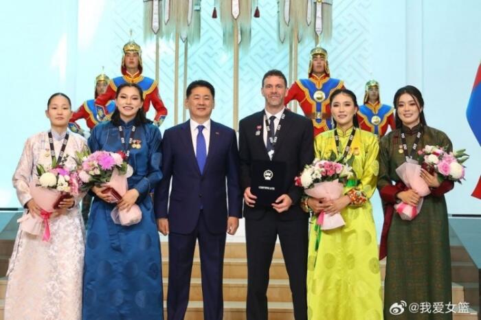 历史性夺得世界亚军后 蒙古三人女篮获蒙总统亲切接见