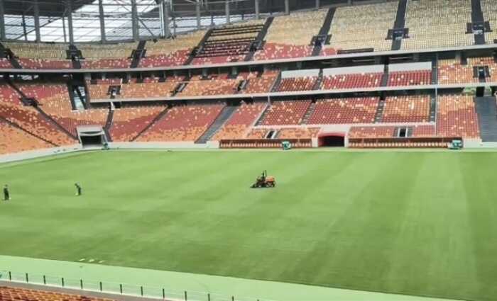 国足对阵巴林前草皮进行最后检测，龙兴足球场备战工作进入冲刺阶段