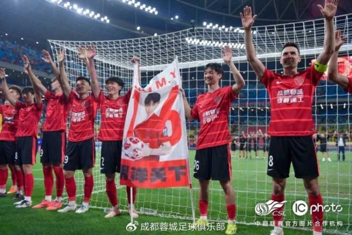 杨明洋踏上国脚征程，心系蓝天梦想